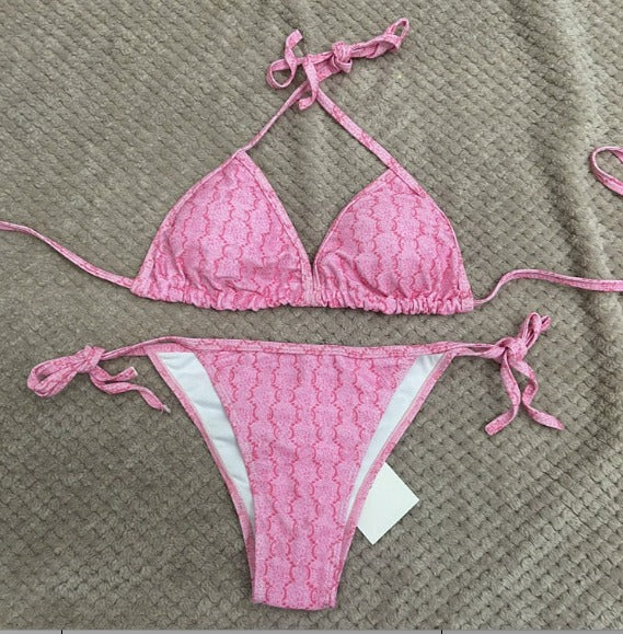 Bikini Triangle Texturé Élégance & Confiance au Soleil